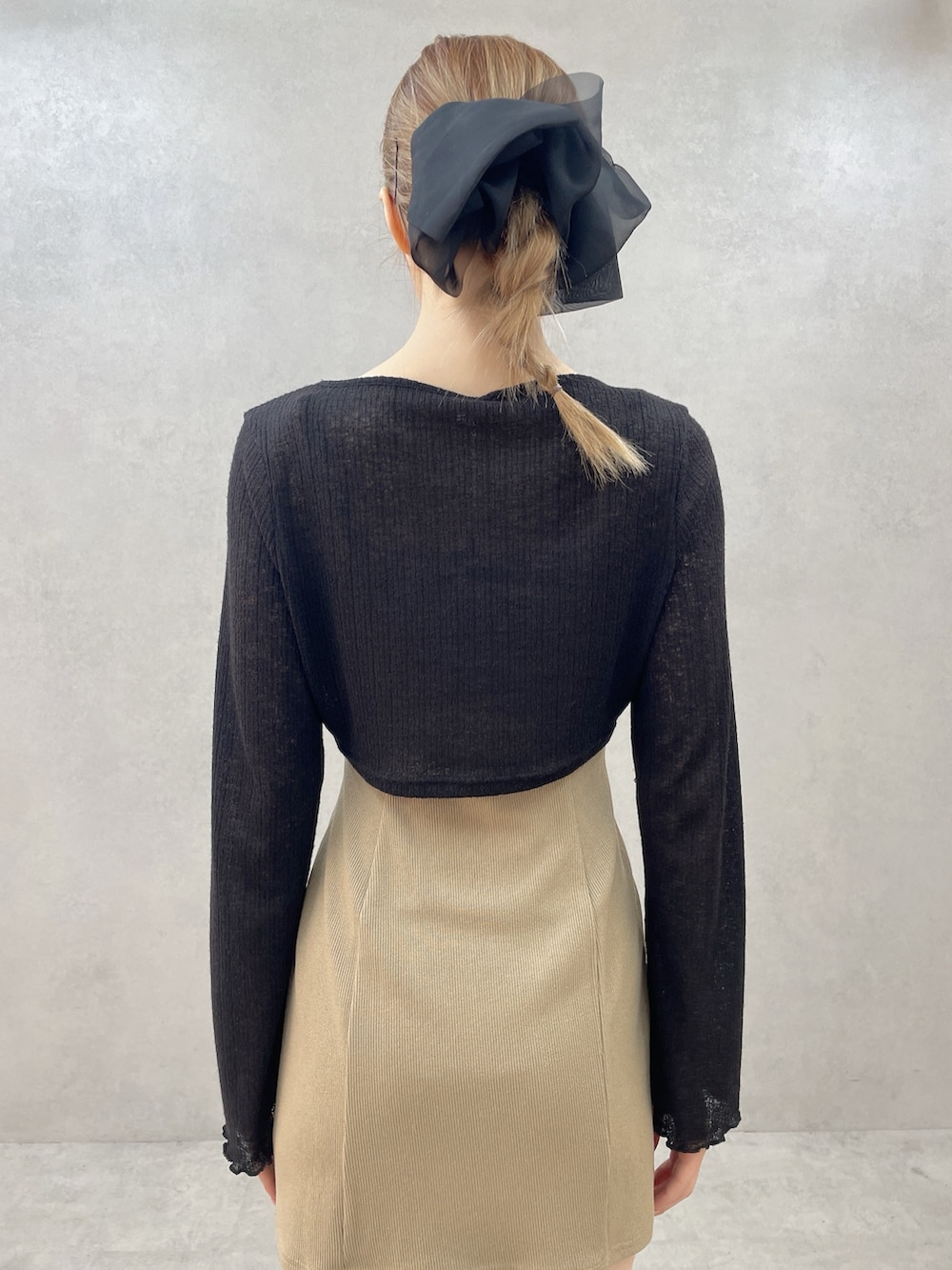 ベージュ系のワンピース、ブラック系のサンダル、ブラック系のバレッタ/ヘアクリップを着用したレディースの春コーディネートの6枚目の写真