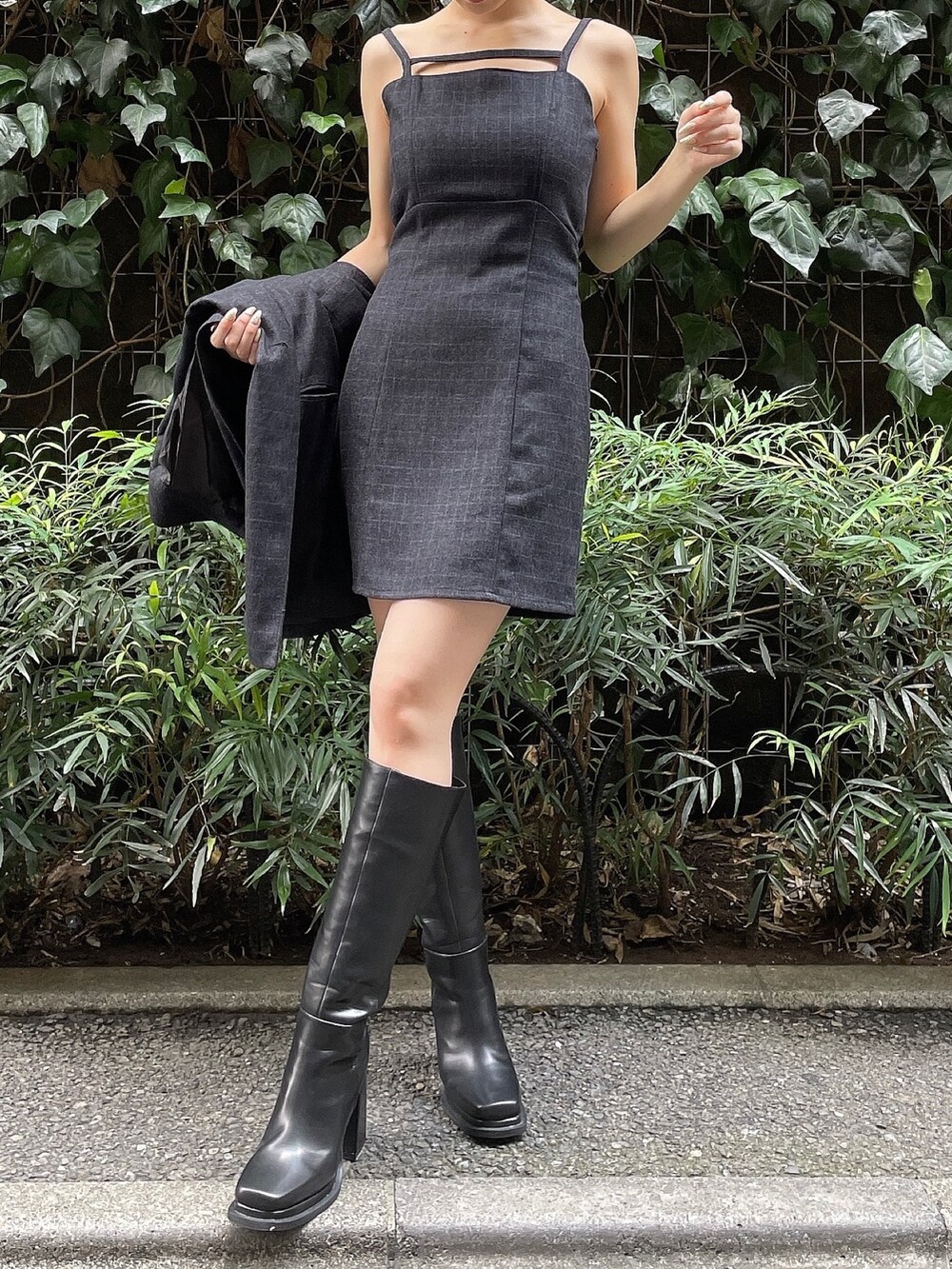 ブラック系のブーツ、その他のワンピース、その他のテーラードジャケットを着用したレディースの秋コーディネートの2枚目の写真