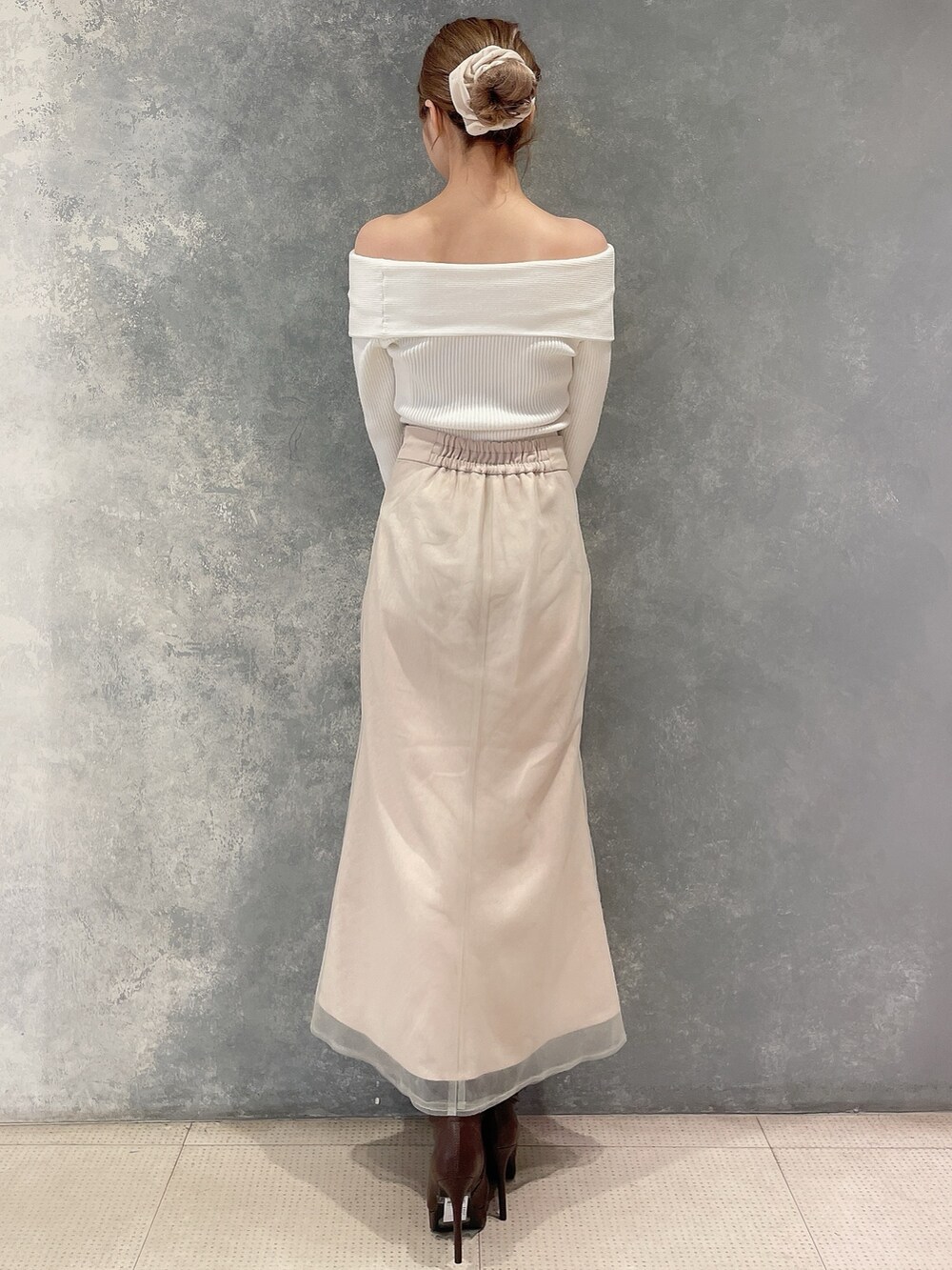 ブラウン系のその他アウター、ホワイト系のニット/セーター、ホワイト系のスカートを着用したレディースの秋コーディネートの6枚目の写真