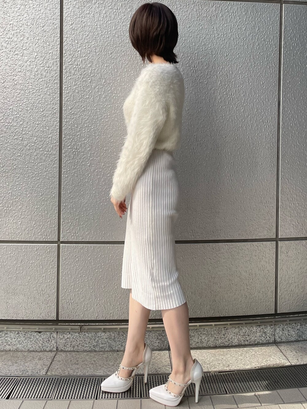 ホワイト系のワンピースを着用したレディースの秋コーディネートの3枚目の写真