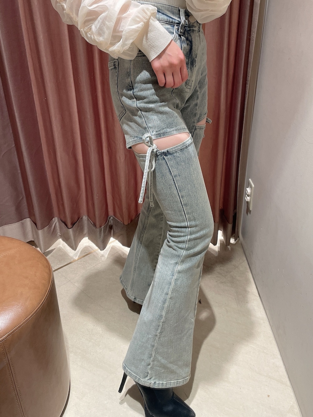 ホワイト系のニット/セーター、ブルー系のデニムパンツを着用したレディースの春コーディネートの7枚目の写真