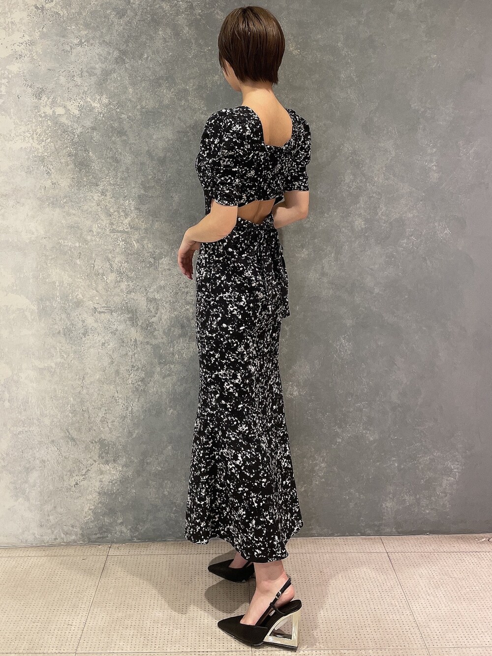 その他のワンピース、ブラック系のサンダルを着用したレディースの夏コーディネートの4枚目の写真