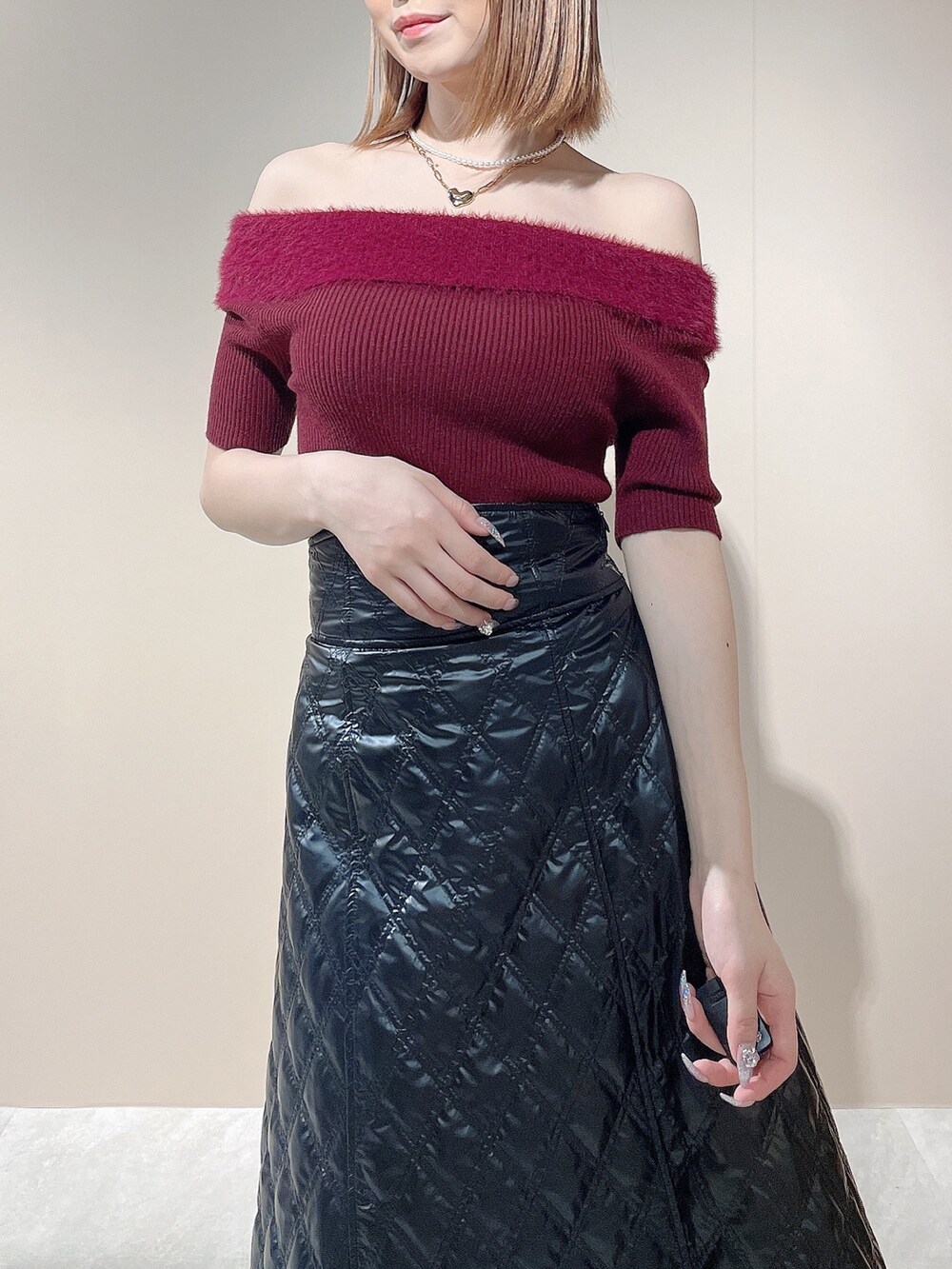 ブラック系のパンプス、レッド系のニット/セーター、ブラック系のスカートを着用したレディースの夏コーディネートの8枚目の写真