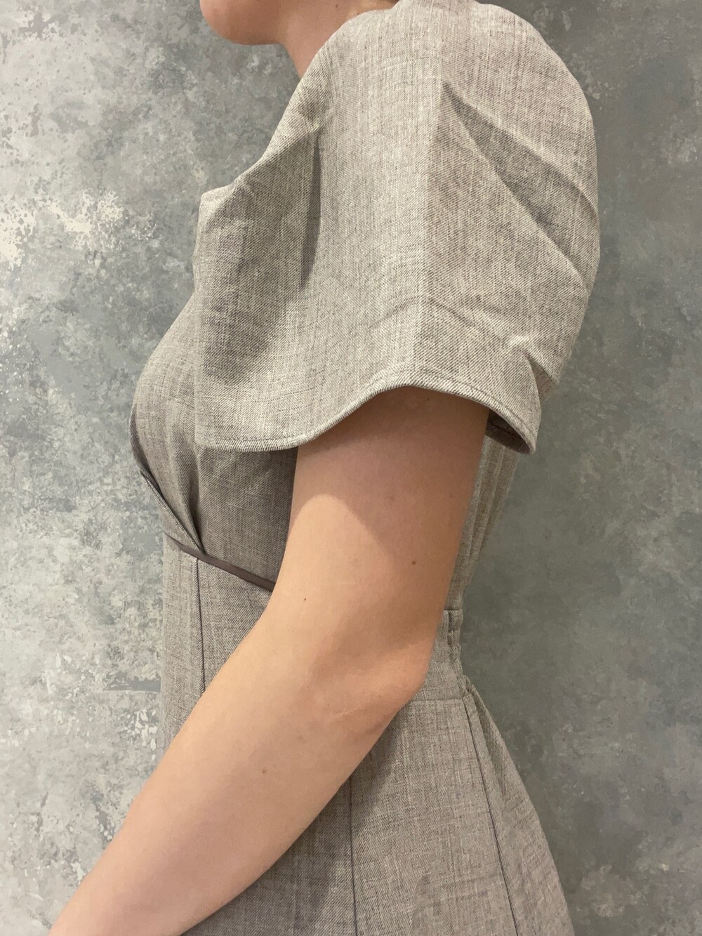 ブラック系のサンダル、ブラウン系のワンピースを着用したレディースの夏コーディネートの8枚目の写真