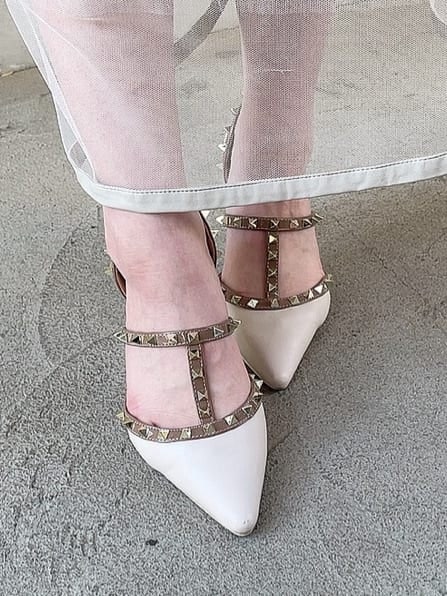 ホワイト系のパンプス、ホワイト系のスカート、ベージュ系のニット/セーターを着用したレディースの春コーディネートの9枚目の写真