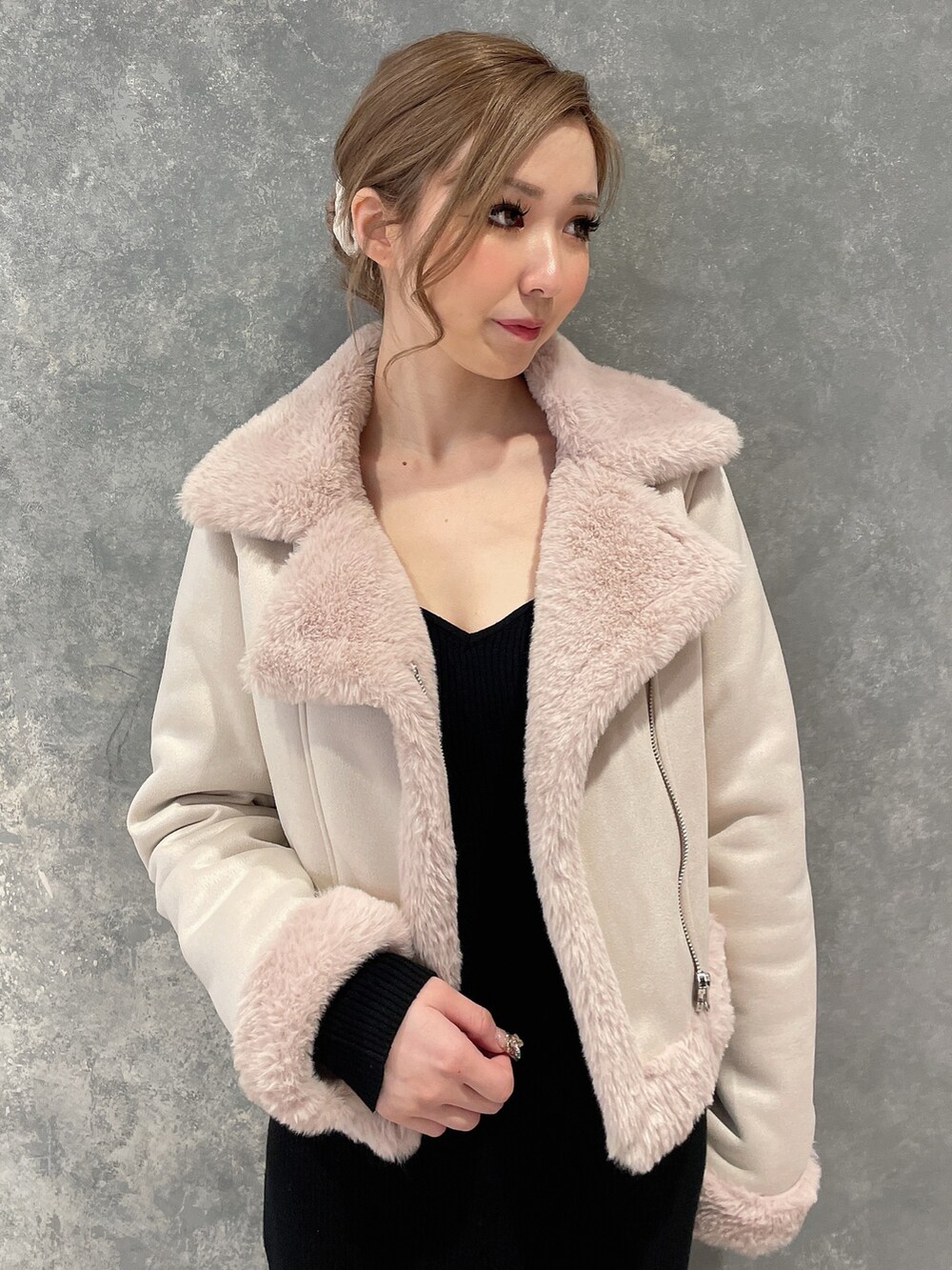 ベージュ系のブルゾン、ブラック系のワンピース、ブラック系のブーツを着用したレディースの秋コーディネートの4枚目の写真