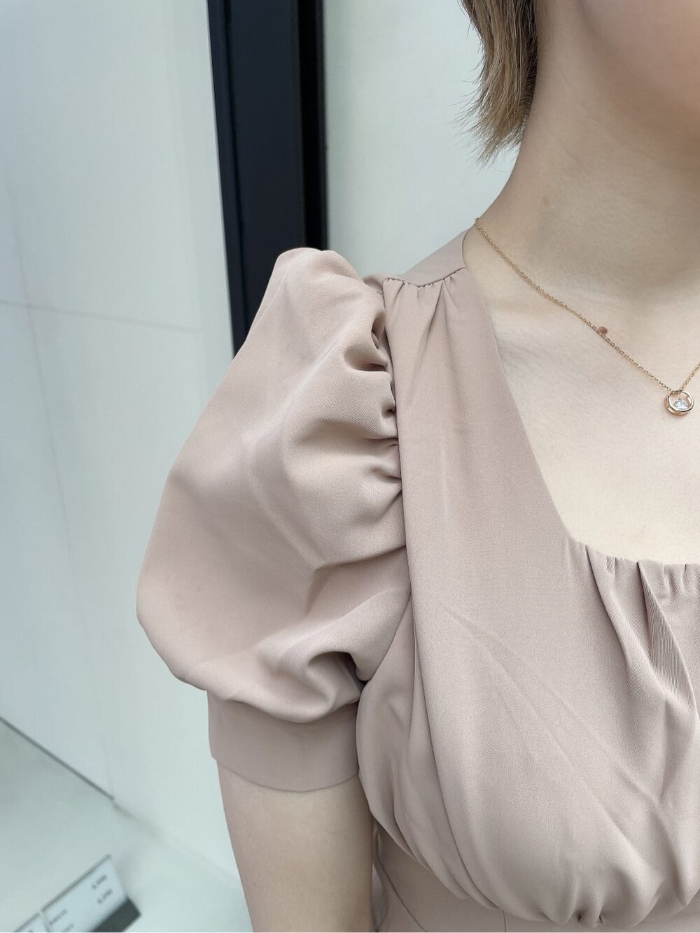 ホワイト系のパンプス、ブラウン系のショルダーバッグ、ピンク系のワンピースを着用したレディースの夏コーディネートの6枚目の写真