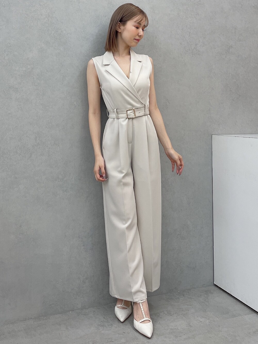 ホワイト系のつなぎ/オールインワン、ホワイト系のパンプスを着用したレディースの夏コーディネートの2枚目の写真