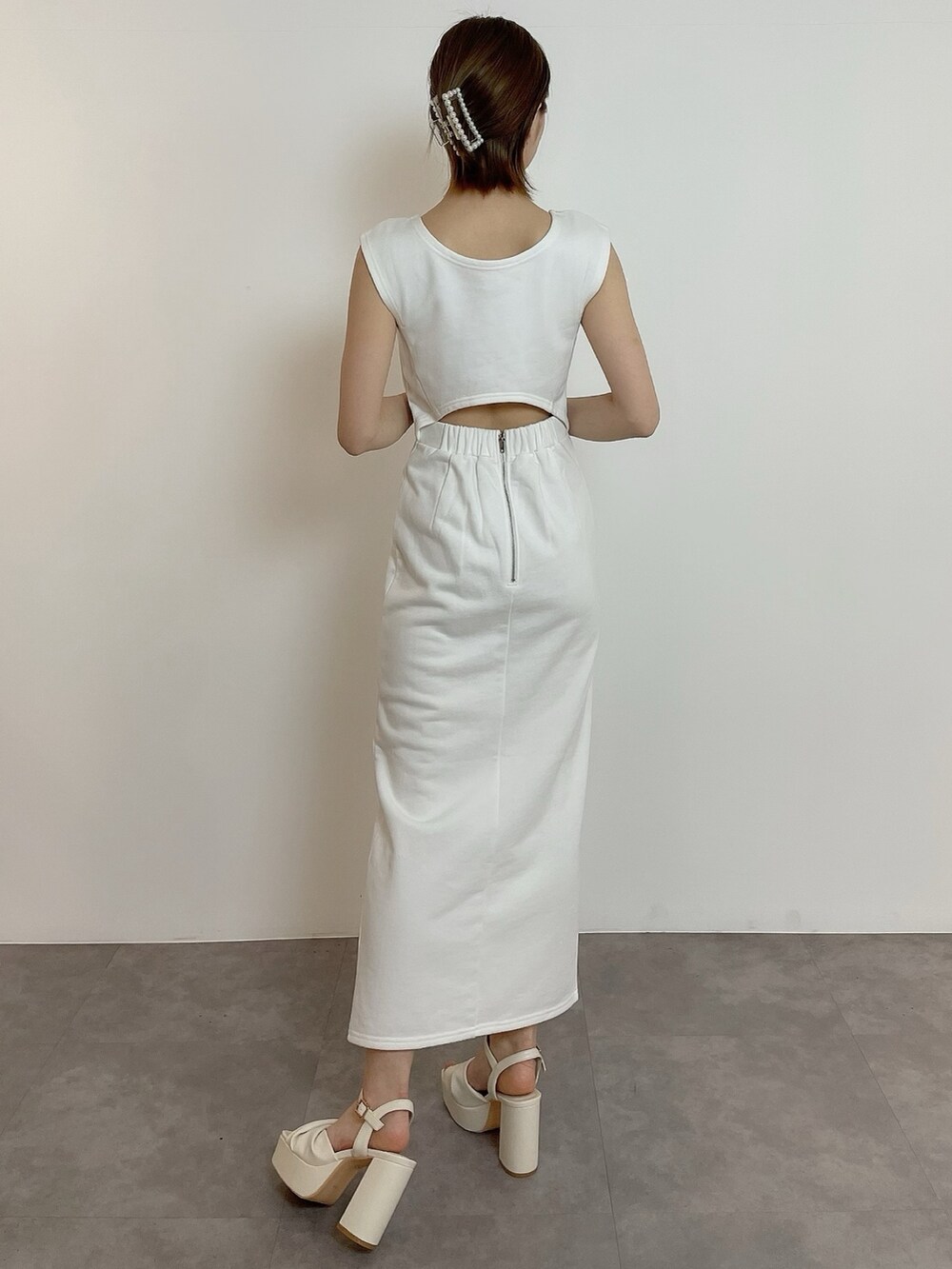 ホワイト系のワンピース、ホワイト系のサンダルを着用したレディースの春コーディネートの2枚目の写真