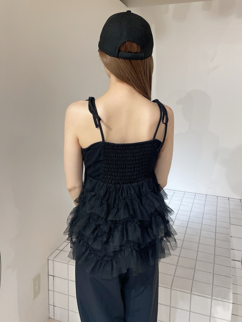 ブラック系のキャミソール、ブラック系のその他パンツ、ブラック系のパンプスを着用したレディースの夏コーディネートの6枚目の写真