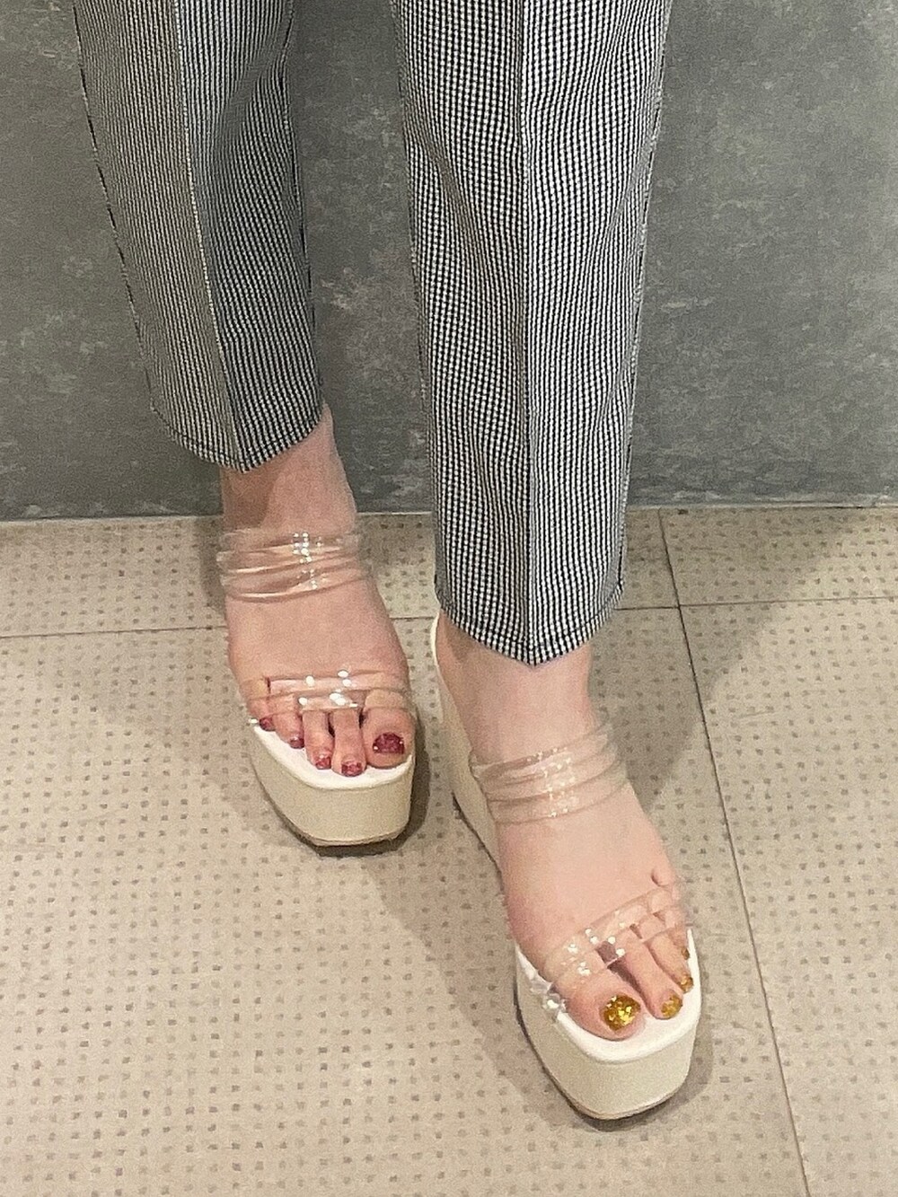 その他のシャツ/ブラウス、その他のその他パンツ、ホワイト系のサンダルを着用したレディースの春コーディネートの7枚目の写真