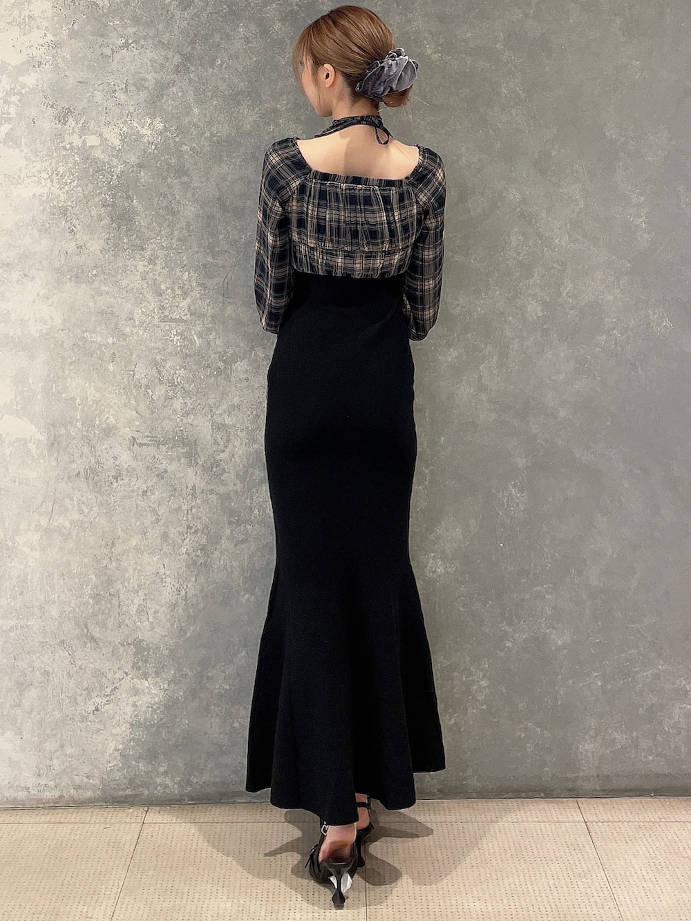 ブラック系のパンプス、その他のワンピース、グレー系のシュシュを着用したレディースの秋コーディネートの4枚目の写真