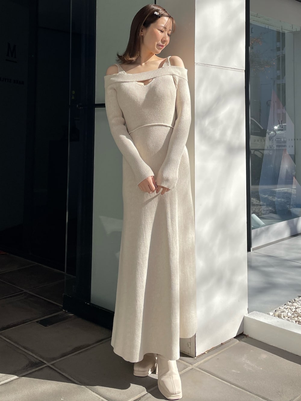 ホワイト系のワンピース、ホワイト系のブーツを着用したレディースの冬コーディネートの2枚目の写真