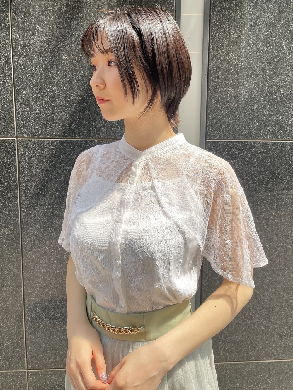 ホワイト系のシャツ/ブラウス、ホワイト系のサンダル、グリーン系のスカートを着用したレディースの春コーディネートの5枚目の写真