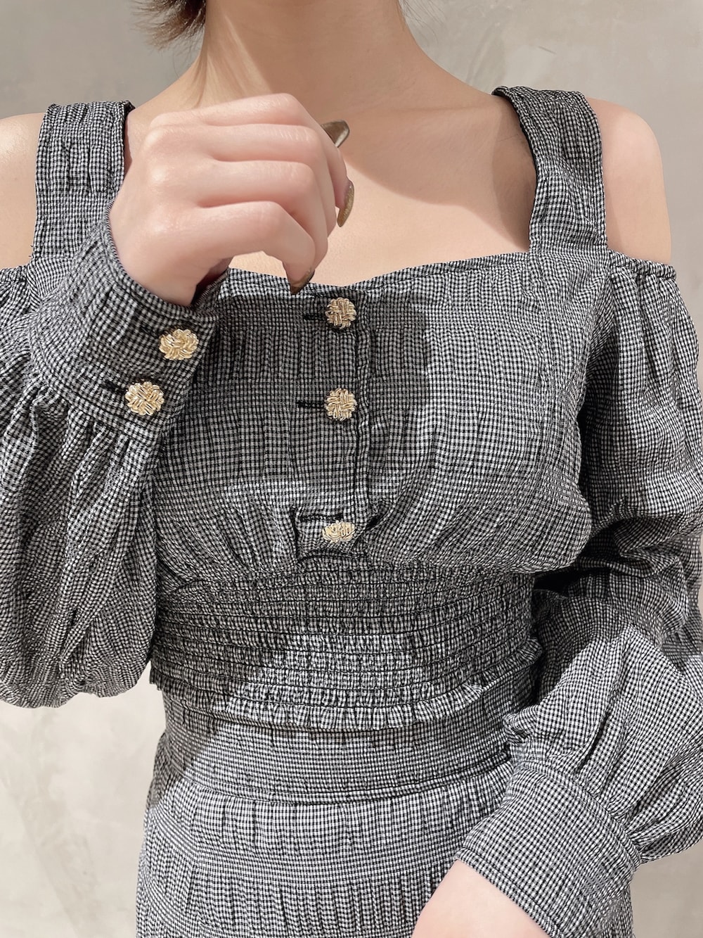 ブラック系のパンプス、ブラック系のスカート、ブラック系のシャツ/ブラウスを着用したレディースの冬コーディネートの6枚目の写真