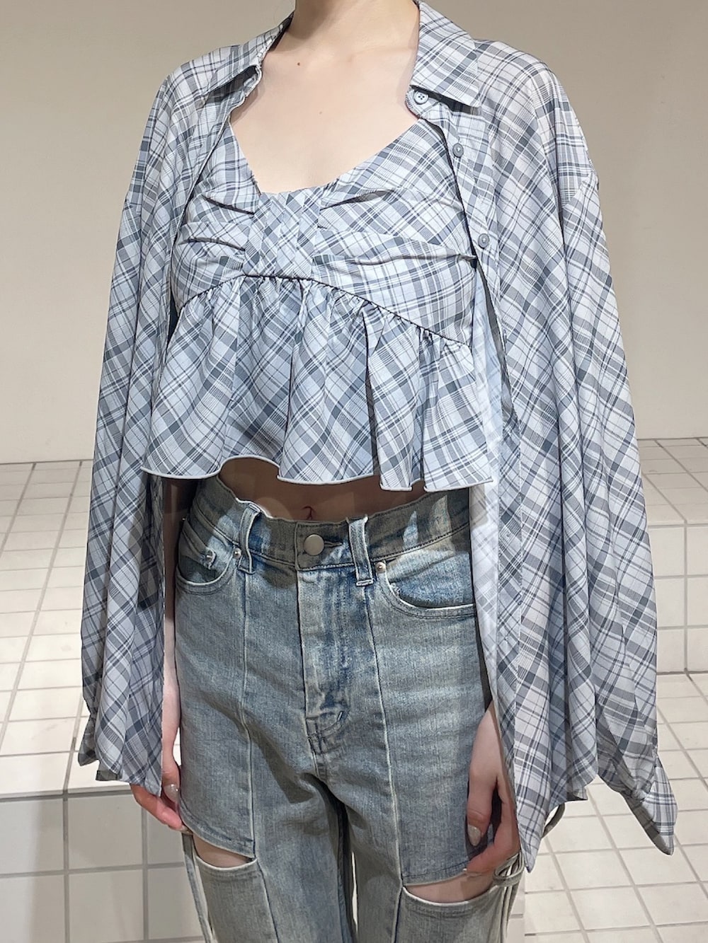 ブルー系のシャツ/ブラウス、ブルー系のシャツ/ブラウス、ホワイト系のパンプスを着用したレディースの春コーディネートの7枚目の写真