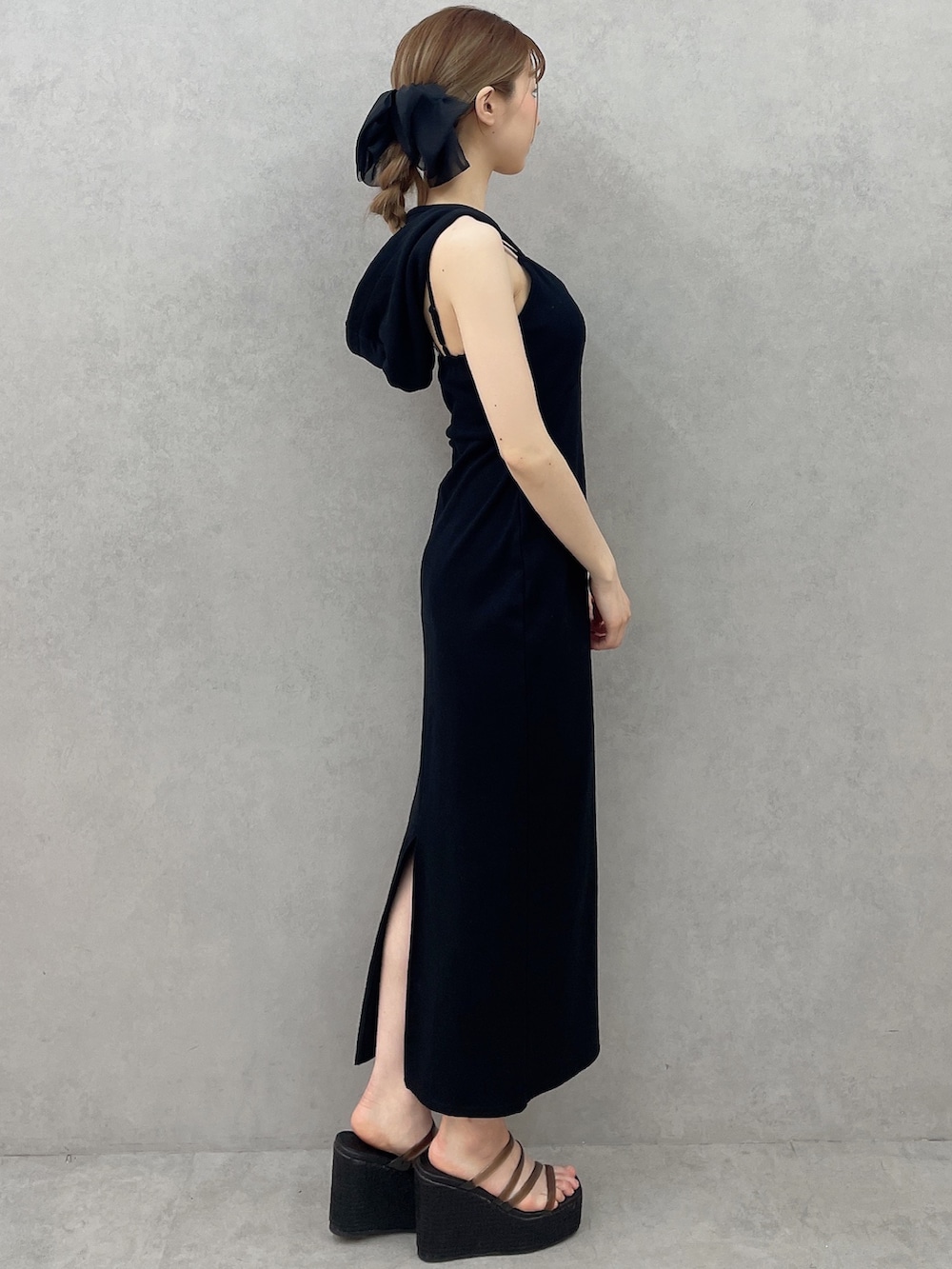 ブラック系のワンピース、ブラック系のサンダル、ブラック系のバレッタ/ヘアクリップを着用したレディースの春コーディネートの5枚目の写真