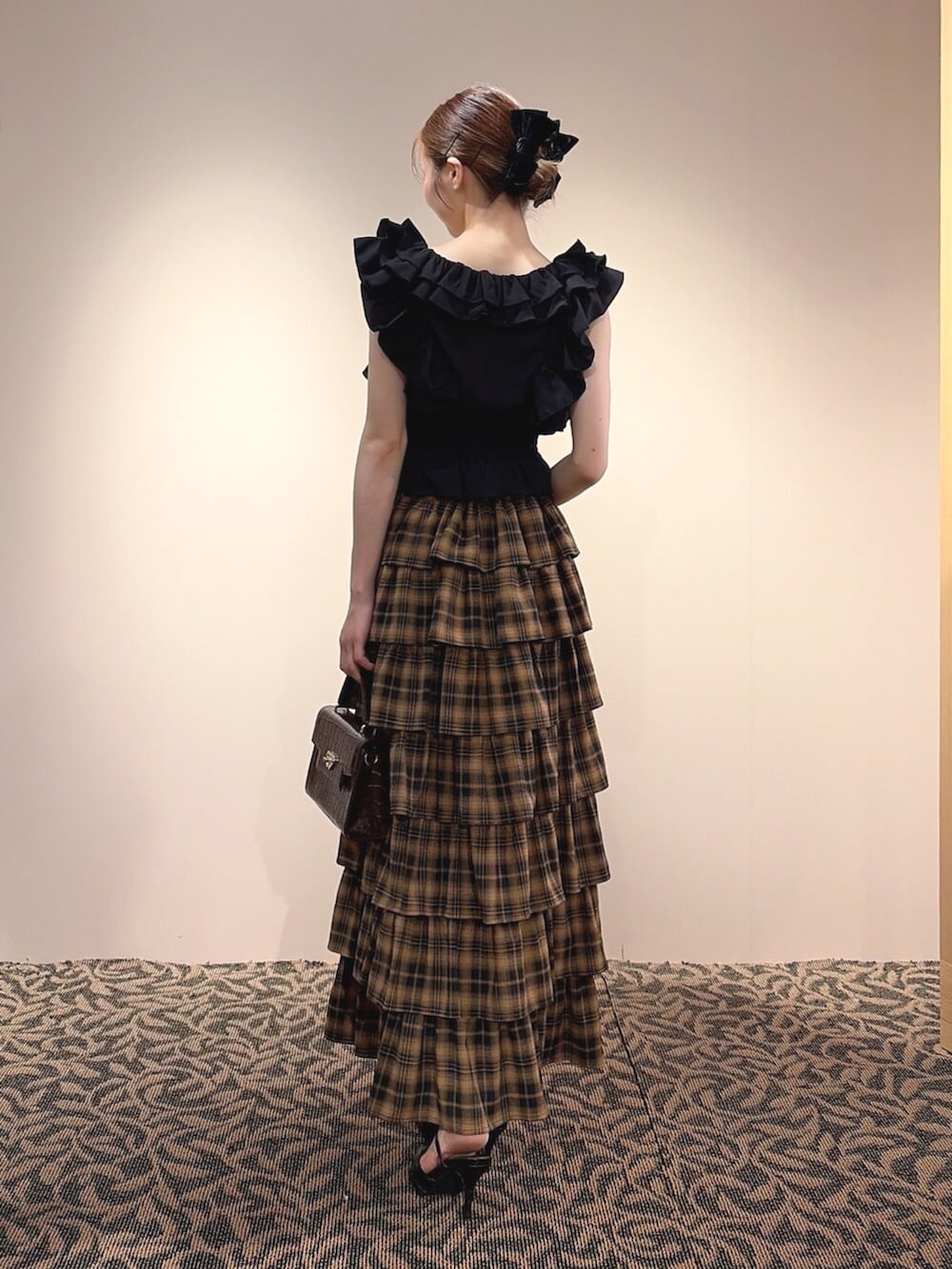 ブラック系のシャツ/ブラウス、イエロー系のスカート、ブラック系のバレッタ/ヘアクリップを着用したレディースの夏コーディネートの4枚目の写真