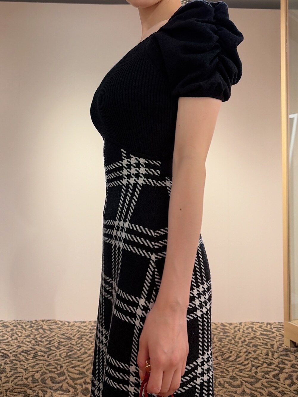 ブラック系のワンピース、レッド系のハンドバッグ、ブラック系のバレッタ/ヘアクリップを着用したレディースの夏コーディネートの6枚目の写真