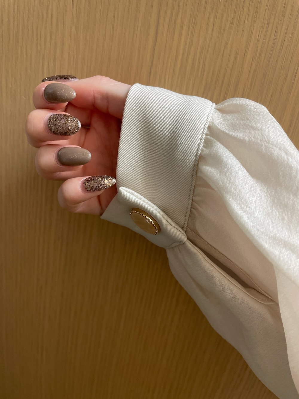 ホワイト系のワンピース、ホワイト系のブーツを着用したレディースの冬コーディネートの9枚目の写真