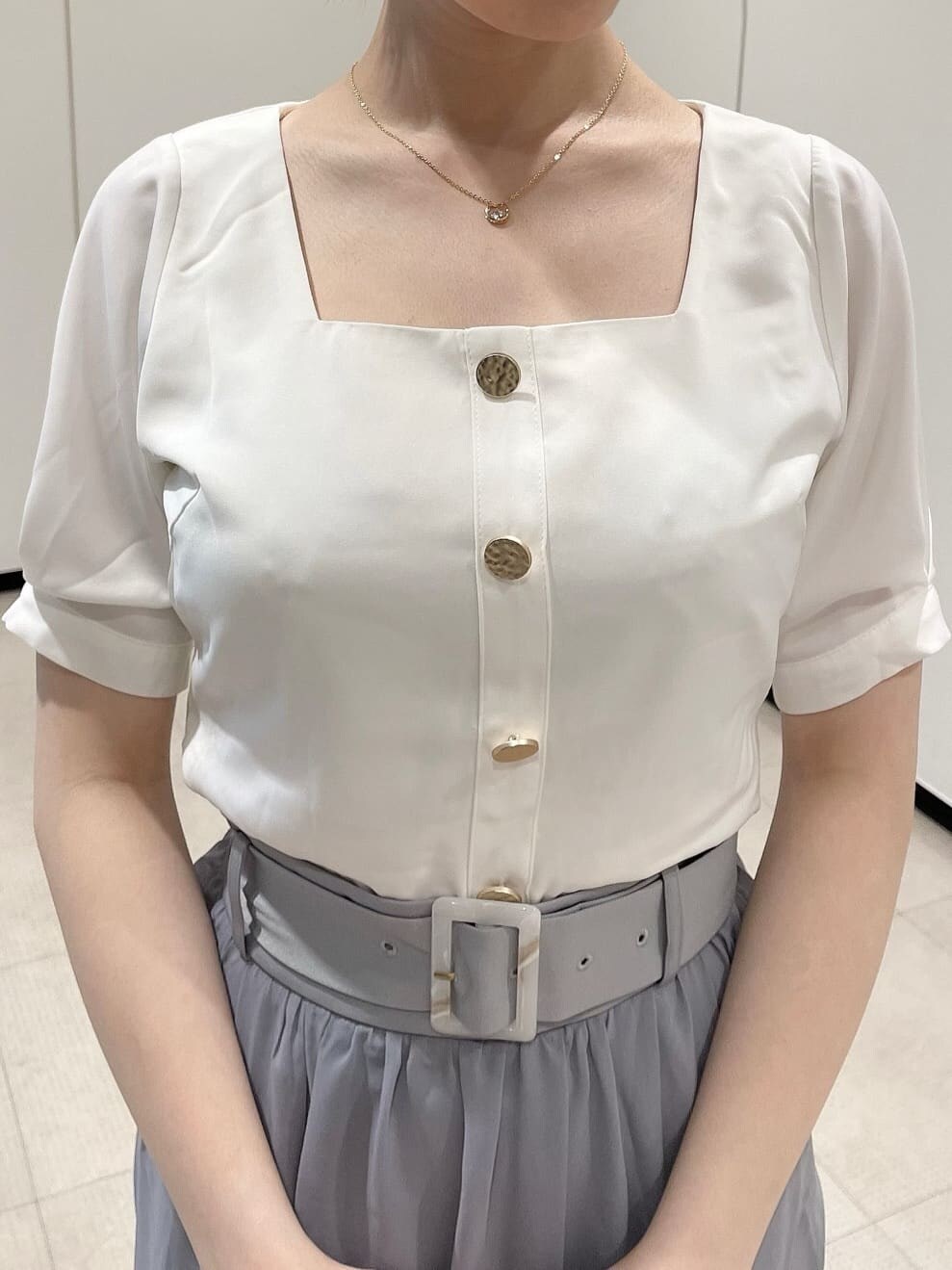 ホワイト系のパンプス、ホワイト系のシャツ/ブラウス、ブルー系のスカートを着用したレディースの夏コーディネートの6枚目の写真