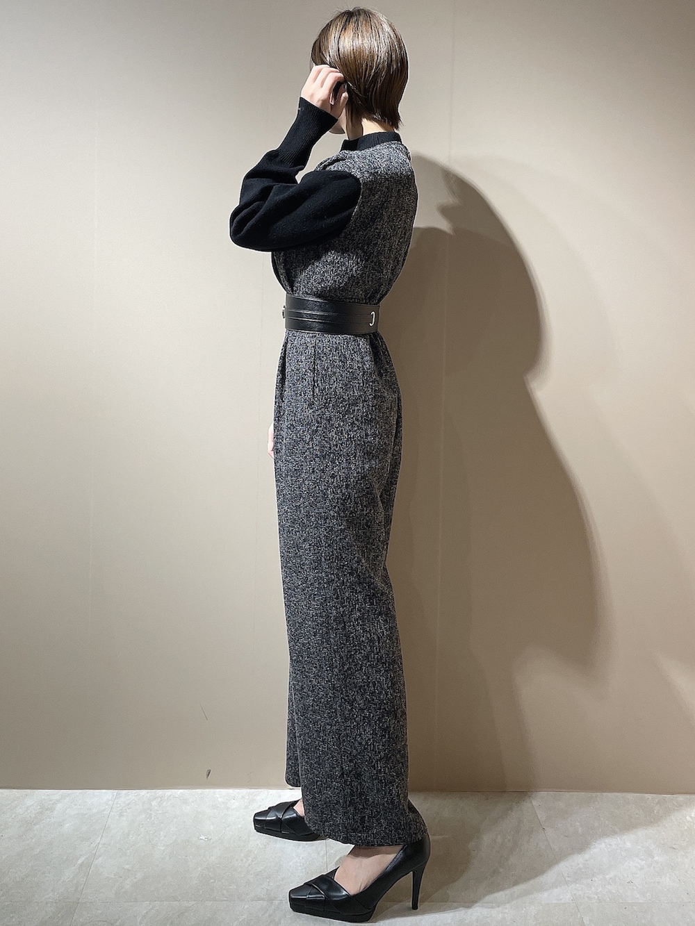 ブラック系のニット/セーター、ブラック系のつなぎ/オールインワン、ブラック系のパンプスを着用したレディースの秋コーディネートの4枚目の写真