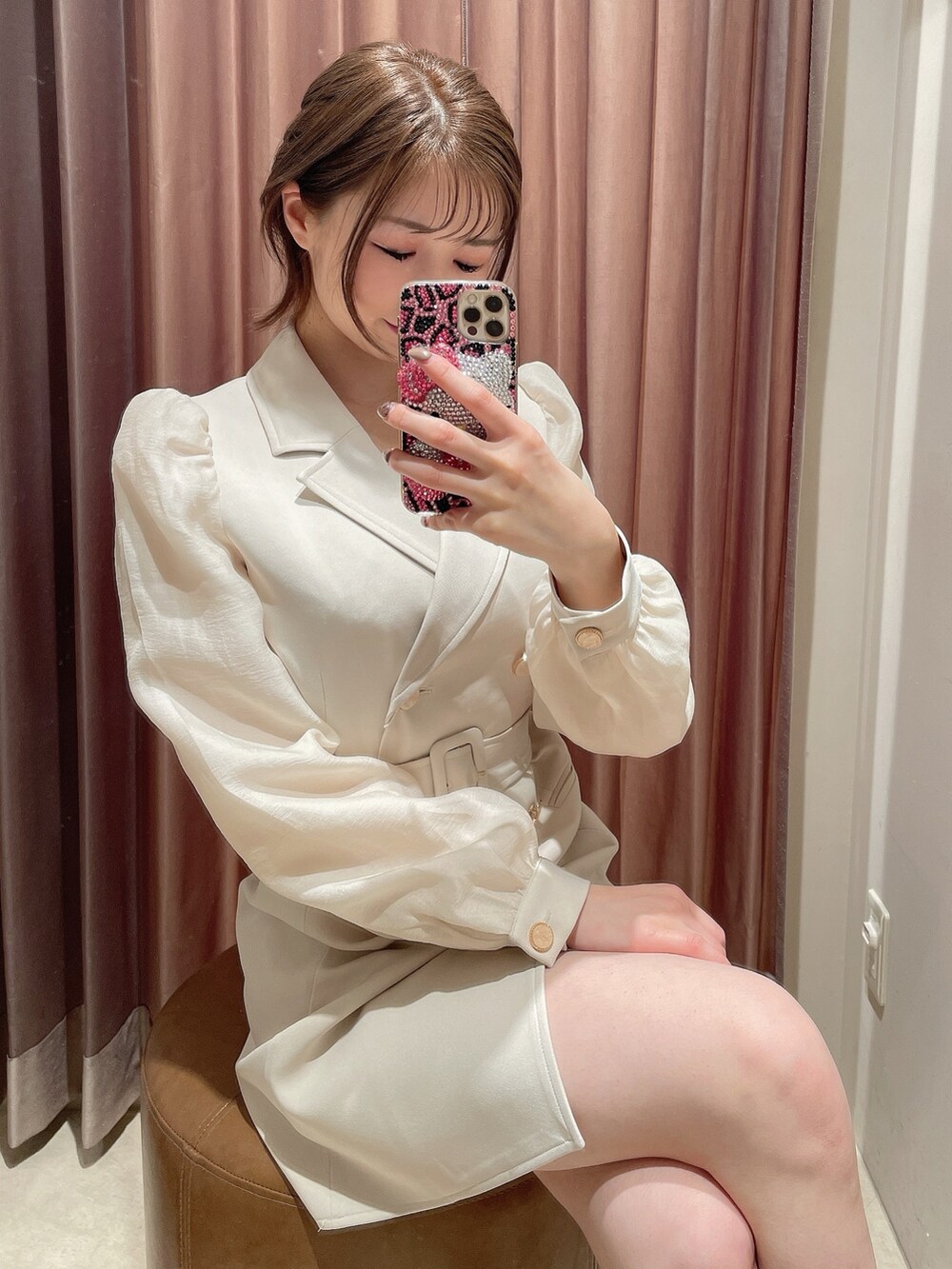 ホワイト系のワンピース、ホワイト系のブーツを着用したレディースの冬コーディネートの3枚目の写真