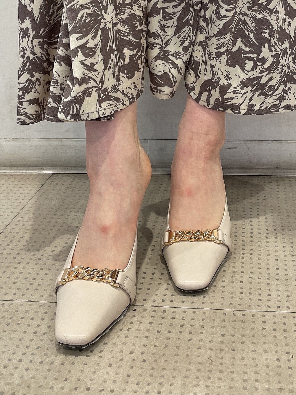 その他のニット/セーター、ブルー系のスカート、ホワイト系のハンドバッグを着用したレディースの春コーディネートの7枚目の写真