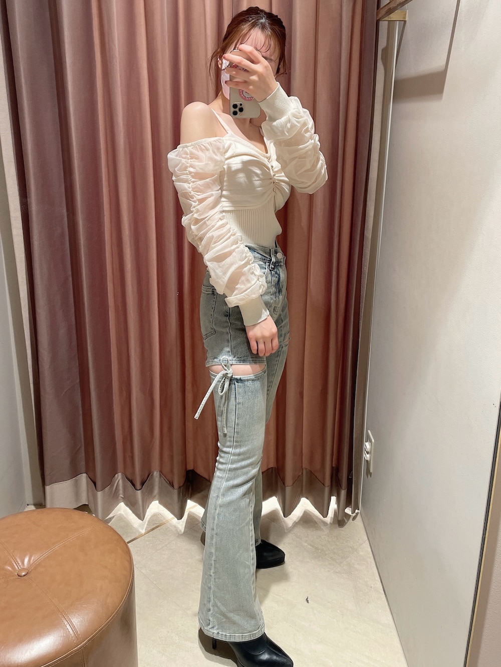 ホワイト系のニット/セーター、ブルー系のデニムパンツを着用したレディースの春コーディネートの3枚目の写真