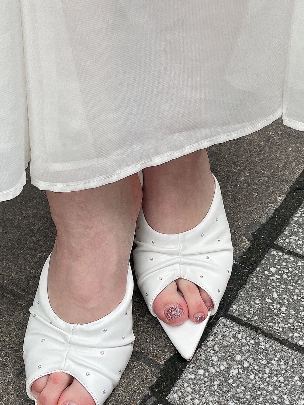 イエロー系のワンピース、ホワイト系のサンダル、ホワイト系のハンドバッグを着用したレディースの春コーディネートの8枚目の写真