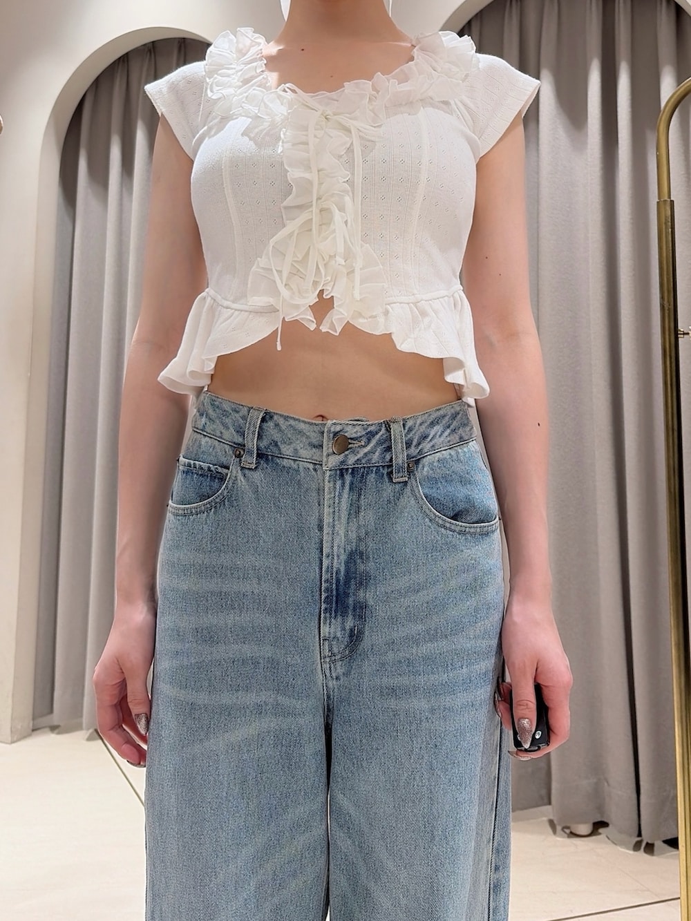 ホワイト系のTシャツ/カットソー、ブルー系のデニムパンツ、ベージュ系のサンダルを着用したレディースの夏コーディネートの4枚目の写真