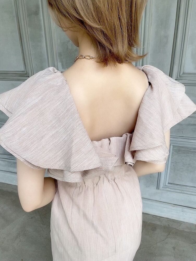 ホワイト系のサンダル、ブラウン系のショルダーバッグ、オレンジ系のワンピースを着用したレディースの春コーディネートの9枚目の写真