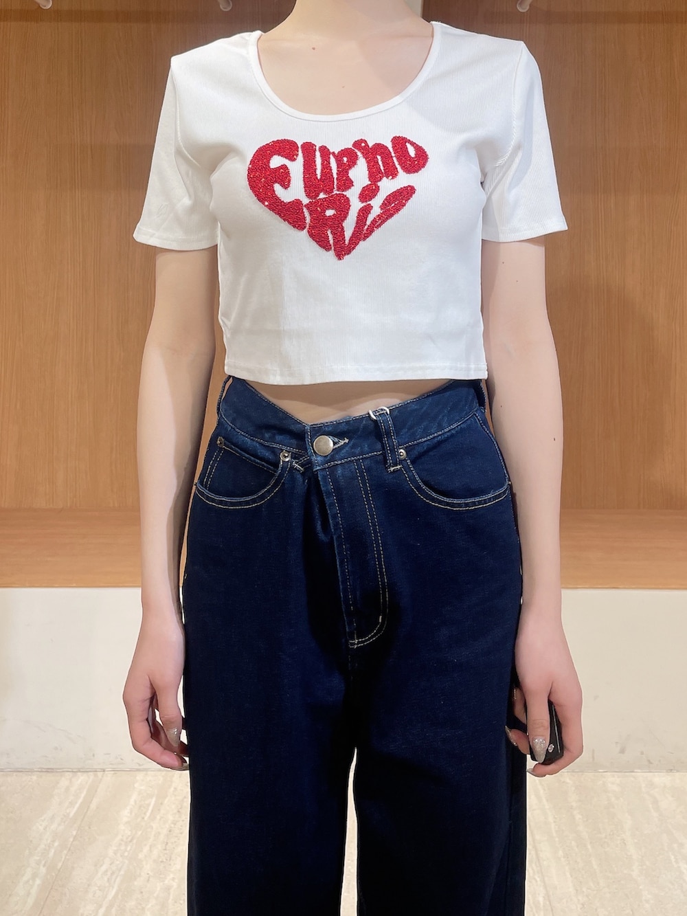 ホワイト系のTシャツ/カットソー、ブルー系のデニムパンツ、ホワイト系のサンダルを着用したレディースの春コーディネートの4枚目の写真