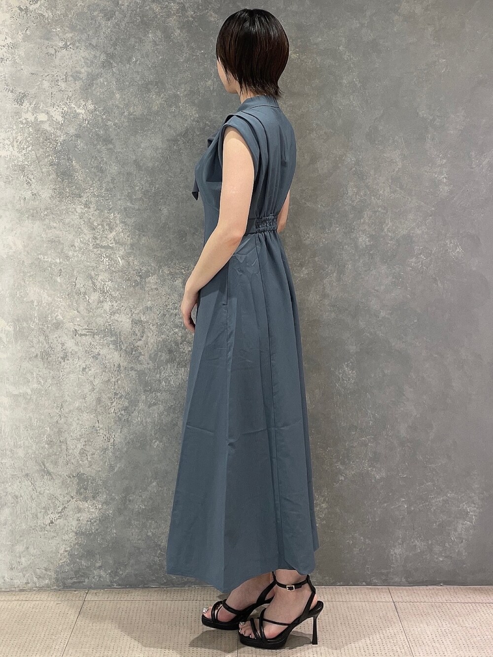 ブルー系のワンピース、ブラック系のサンダルを着用したレディースの夏コーディネートの3枚目の写真