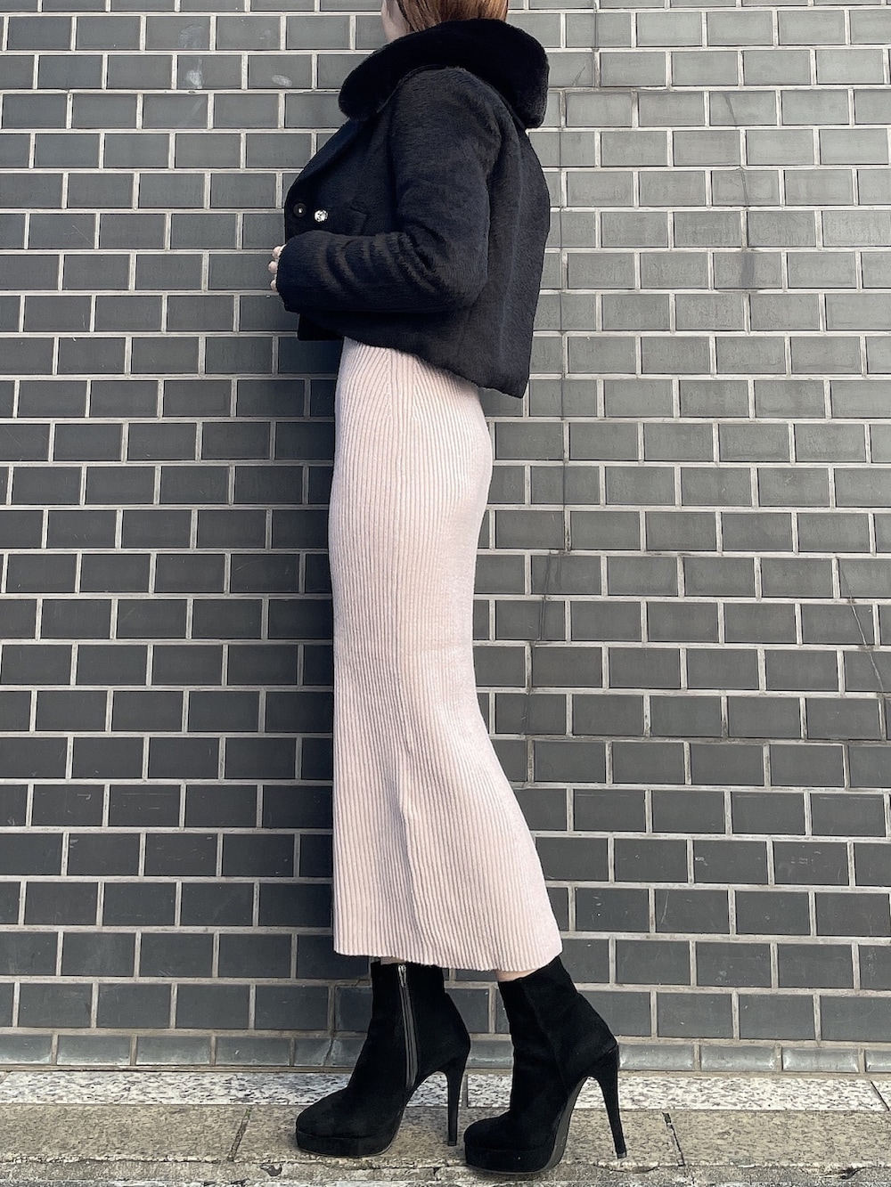 ブラック系のブーツ、グレー系のワンピース、ブラック系のその他アウターを着用したレディースの冬コーディネートの6枚目の写真