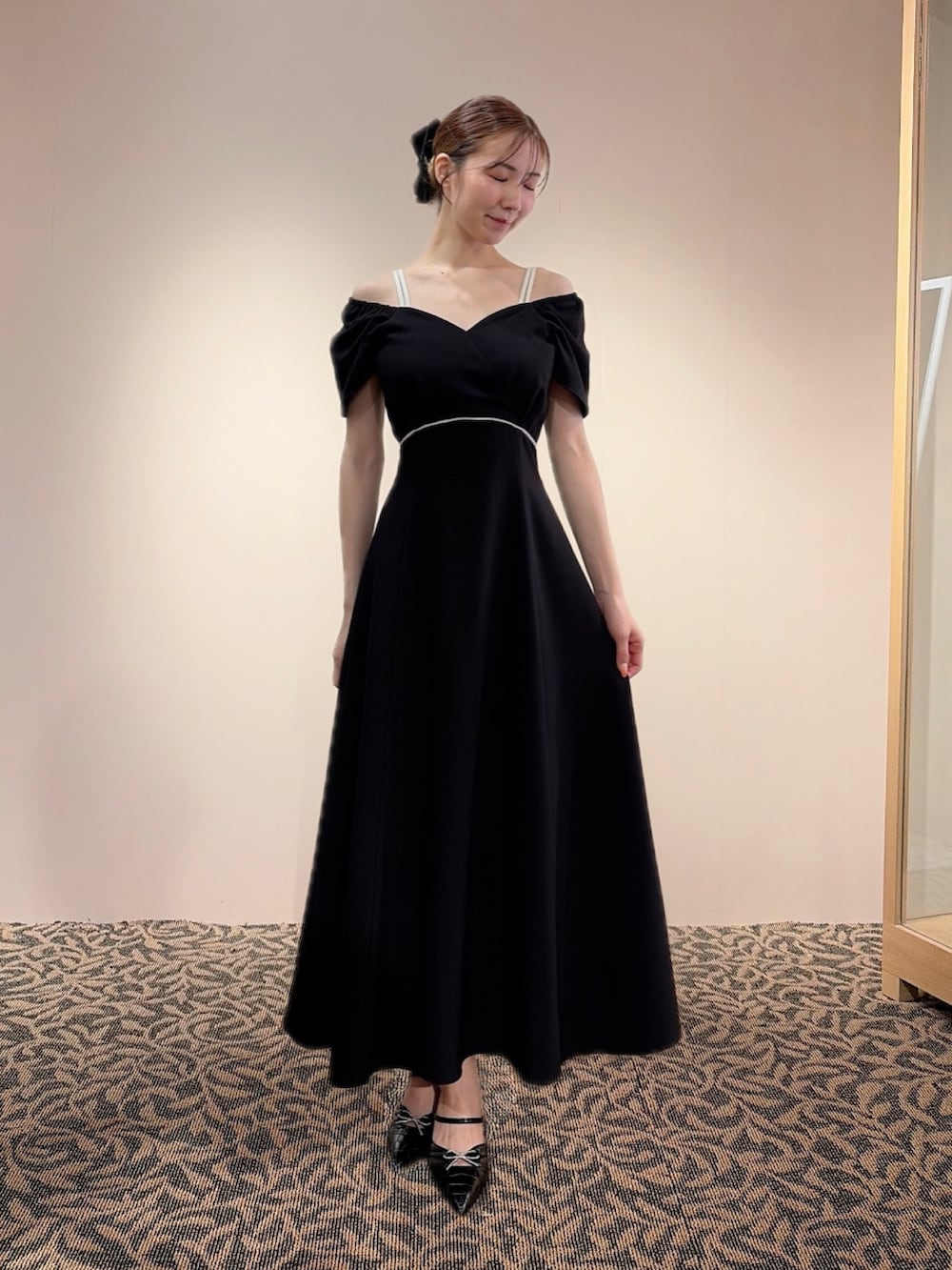 ブラック系のワンピース、ブラック系のバレッタ/ヘアクリップを着用したレディースの夏コーディネートの5枚目の写真