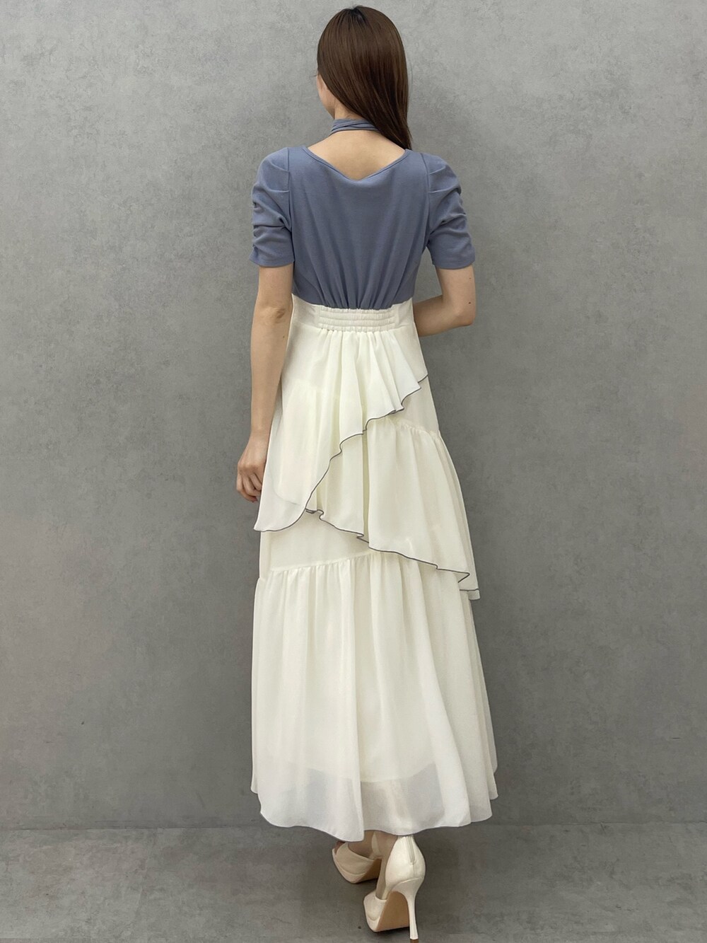 ブルー系のワンピース、ホワイト系のブーツを着用したレディースの春コーディネートの5枚目の写真