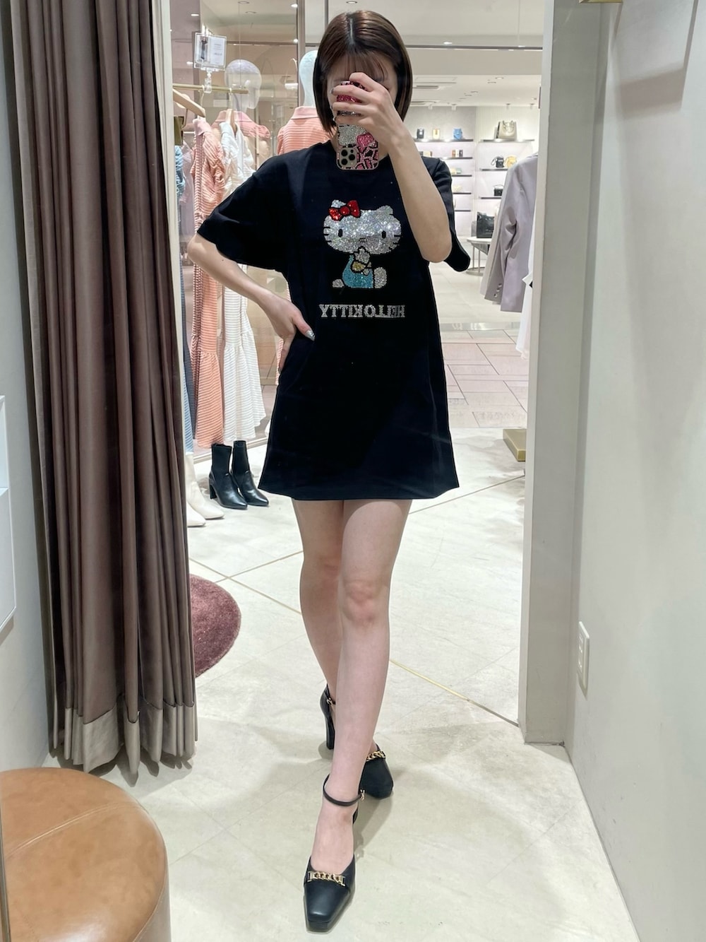 ブラック系のTシャツ/カットソー、ブラック系のパンプスを着用したレディースの春コーディネートの2枚目の写真