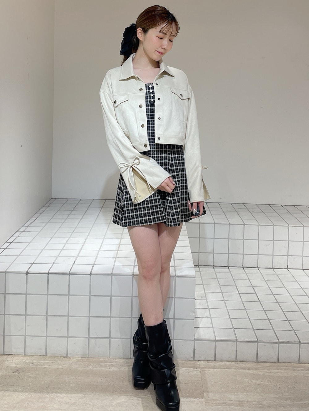 その他のワンピース、ブラック系のブーツ、ホワイト系のブルゾンを着用したレディースの春コーディネートの4枚目の写真