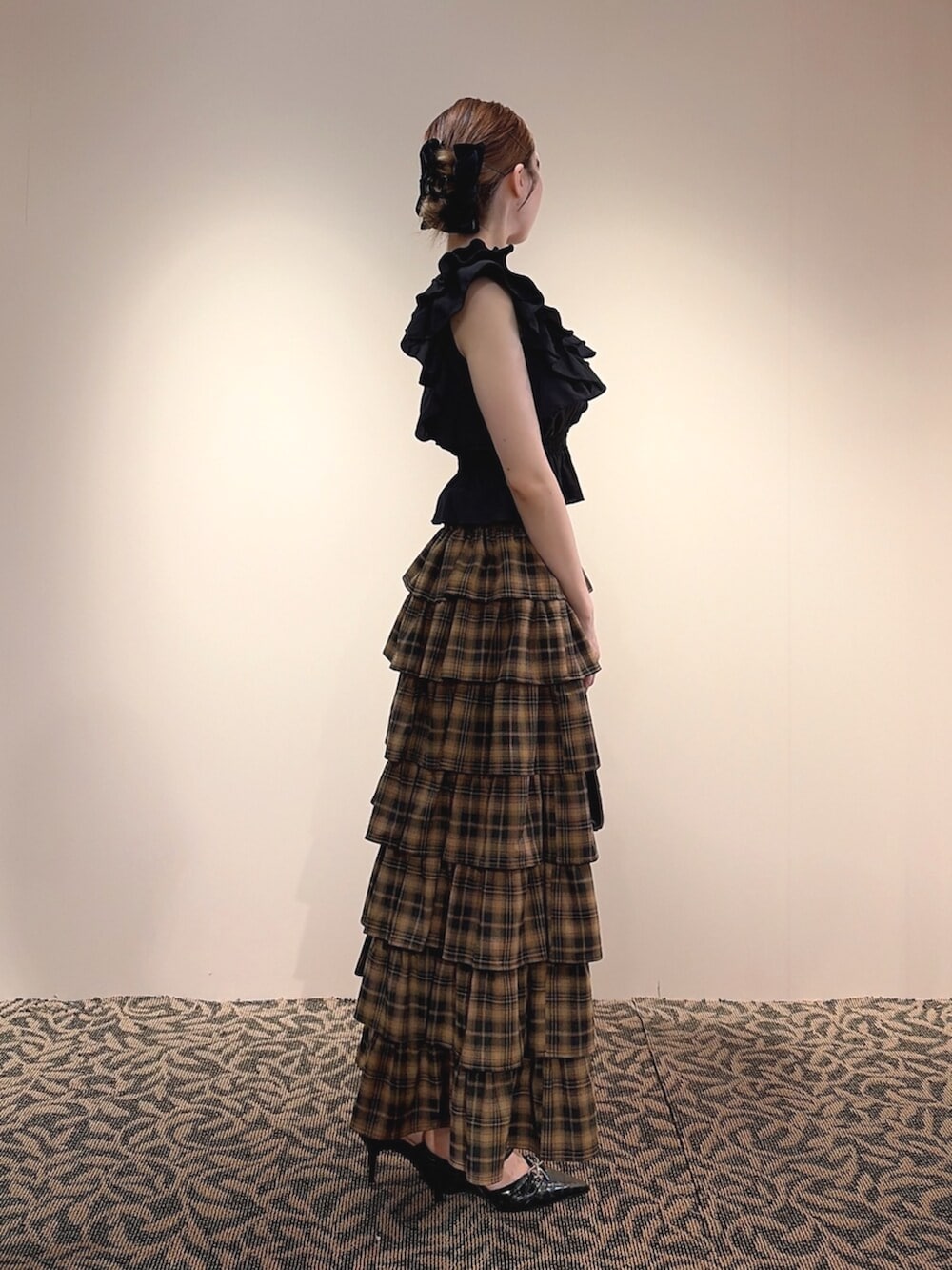 ブラック系のシャツ/ブラウス、イエロー系のスカート、ブラック系のバレッタ/ヘアクリップを着用したレディースの夏コーディネートの3枚目の写真