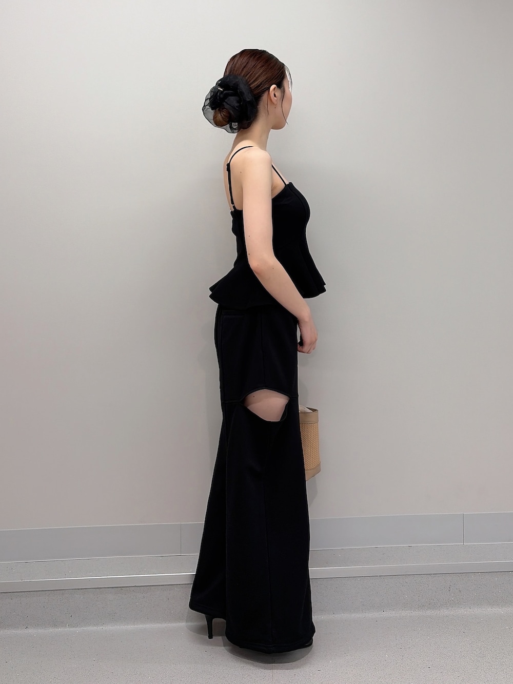 ブラック系のキャミソール、ブラック系のスウェットパンツ、ブラック系のサンダルを着用したレディースの夏コーディネートの3枚目の写真