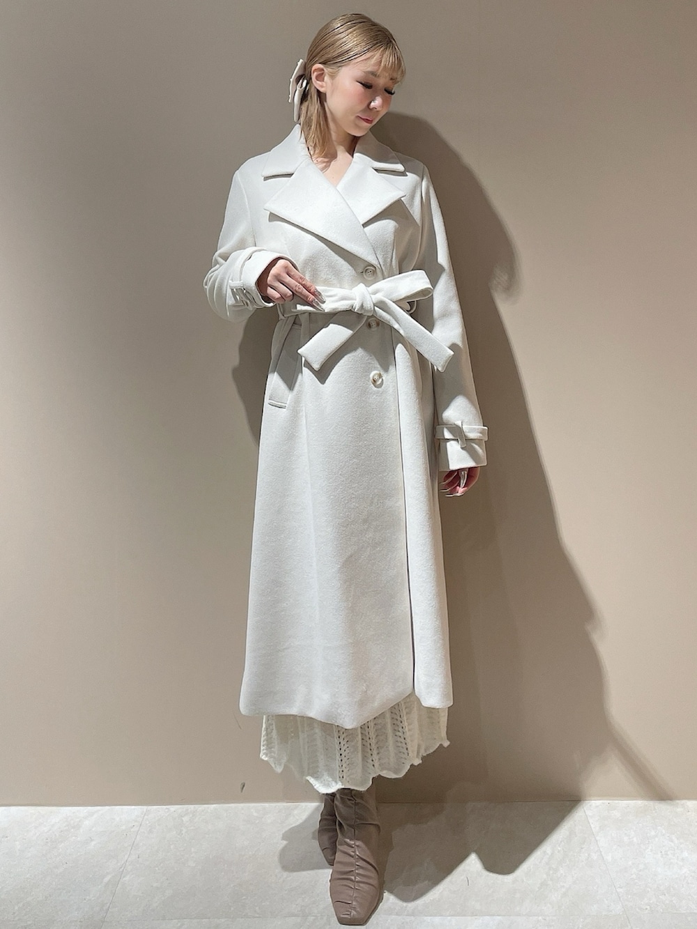 ホワイト系のその他アウター、ホワイト系のワンピース、ベージュ系のブーツを着用したレディースの秋コーディネートの3枚目の写真