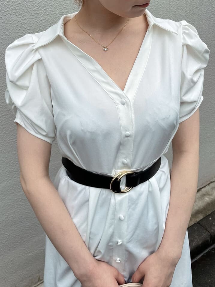 ホワイト系のサンダル、ベージュ系のハンドバッグ、ブルー系のデニムパンツを着用したレディースの夏コーディネートの4枚目の写真