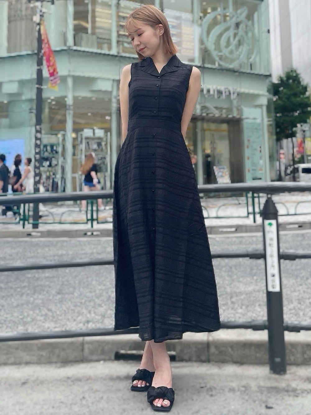 ブラック系のワンピース、ブラック系のサンダルを着用したレディースの夏コーディネートの2枚目の写真