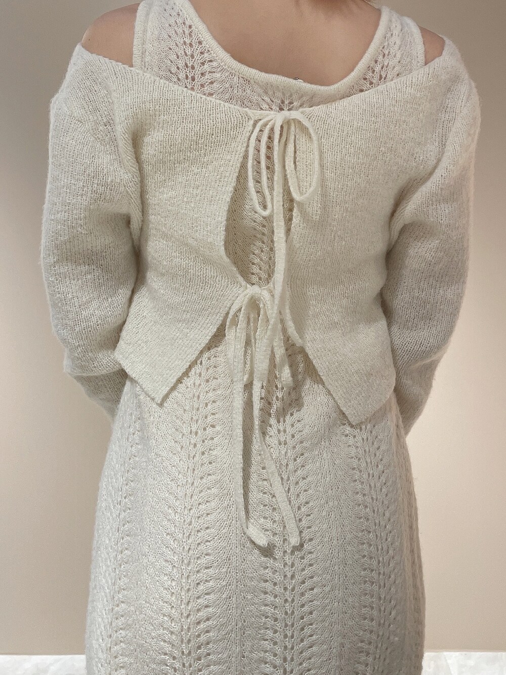 ホワイト系のブルゾン、ホワイト系のワンピース、ベージュ系のブーツを着用したレディースの秋コーディネートの9枚目の写真