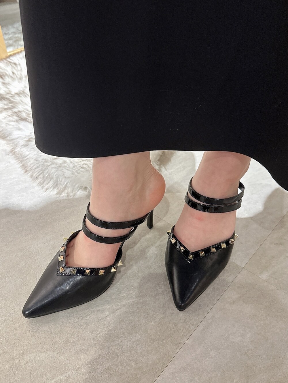 ブラック系のワンピース、ブラック系のパンプス、ブラック系のベルトを着用したレディースの春コーディネートの9枚目の写真