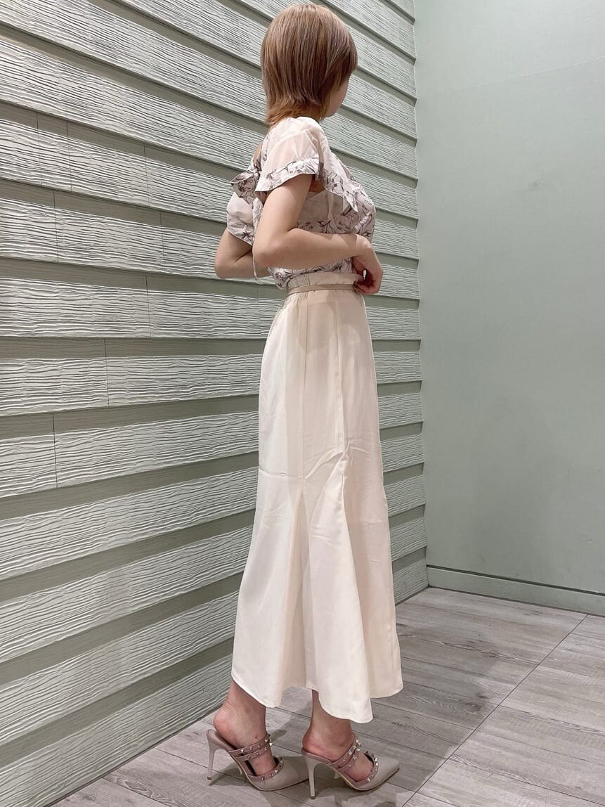 その他のシャツ/ブラウス、ホワイト系のスカート、ホワイト系のパンプスを着用したレディースの夏コーディネートの2枚目の写真