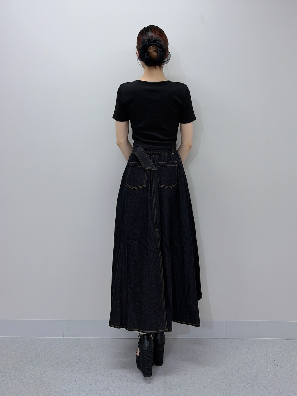 ブラック系のTシャツ/カットソー、ブラック系のスカート、ブラック系のサンダルを着用したレディースの夏コーディネートの4枚目の写真