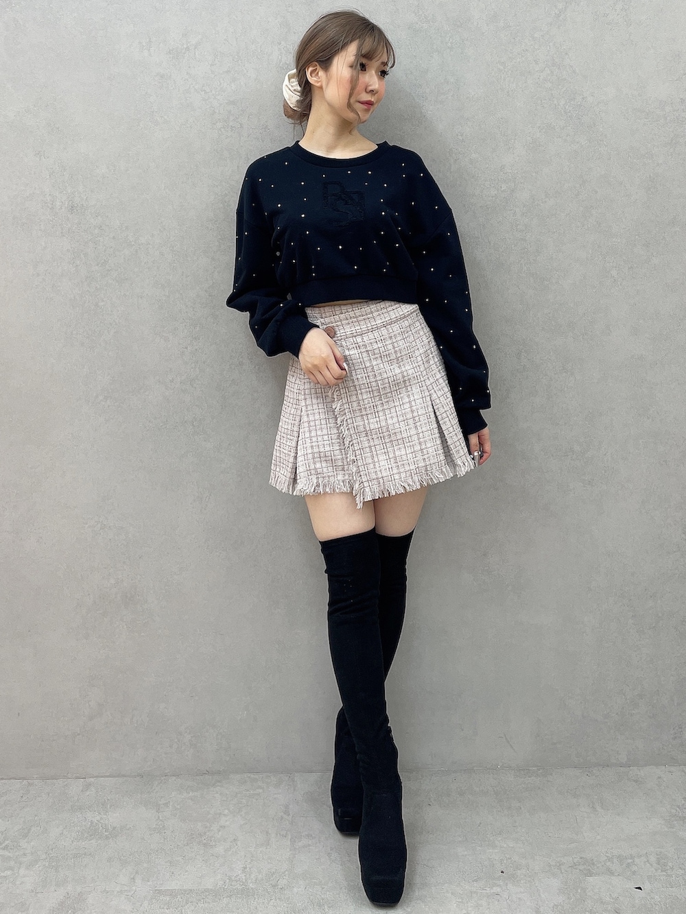 ホワイト系のダウンジャケット/コート、パープル系のスカート、ブラック系のブーツを着用したレディースの秋コーディネートの5枚目の写真