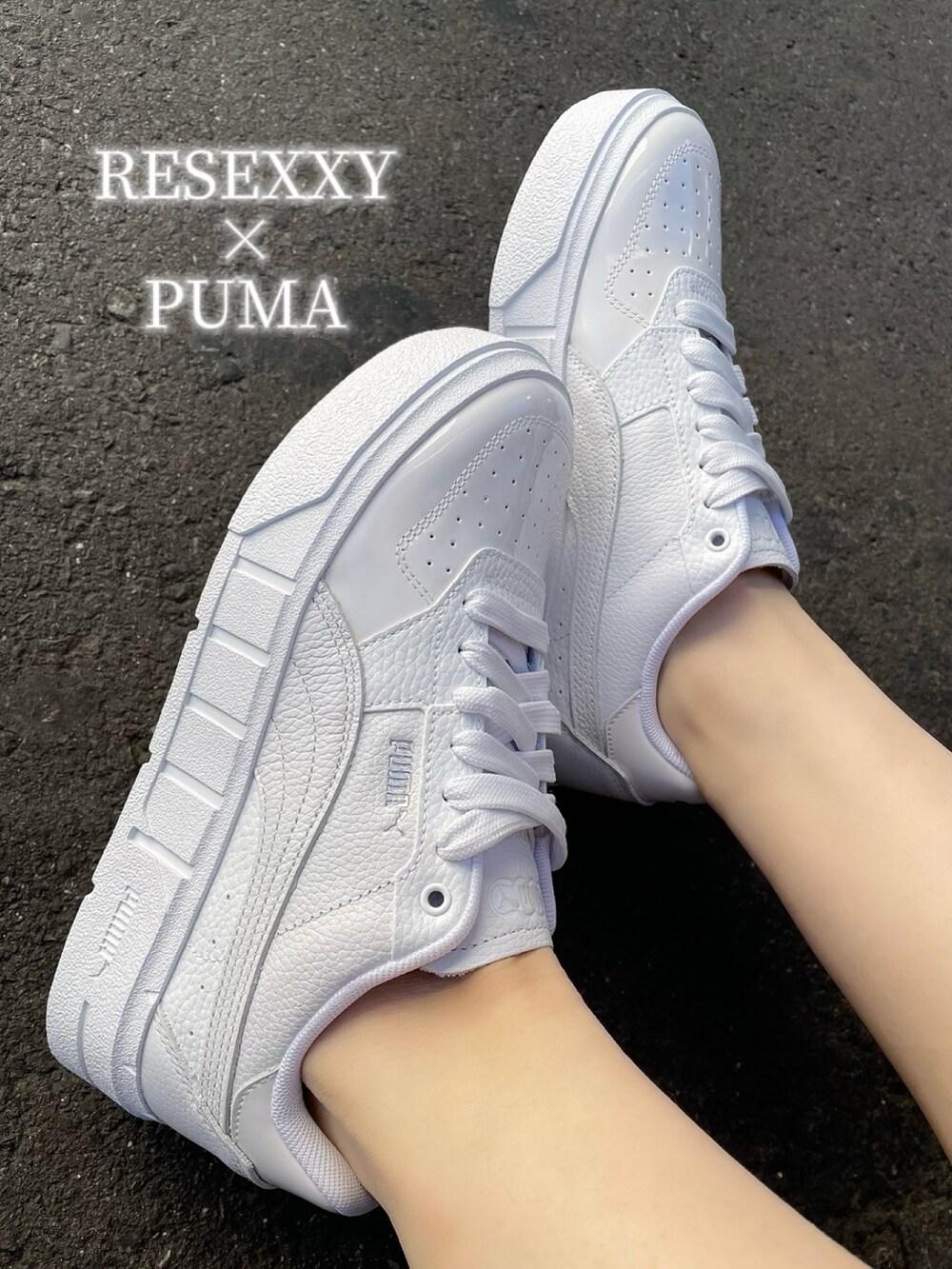 ホワイト系のスニーカー、ブラック系のスウェット、ブラック系のスカートを着用したレディースの冬コーディネートの8枚目の写真